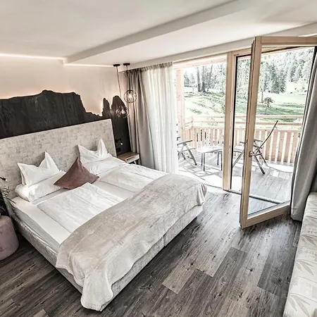 Hotel Pinei Urtijëi Buitenkant foto