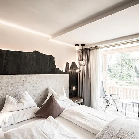 Hotel Pinei Urtijëi Buitenkant foto