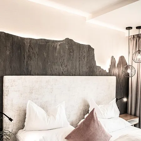 Hotel Pinei Urtijëi Buitenkant foto