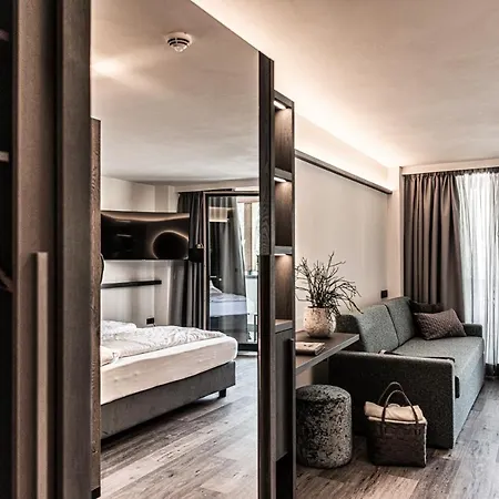 Hotel Pinei Urtijëi Buitenkant foto