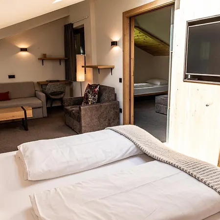 Hotel Pinei Urtijëi Buitenkant foto