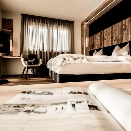 Hotel Pinei Urtijëi Buitenkant foto
